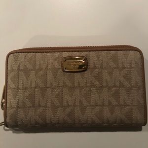 EUC Michael Kors wallet